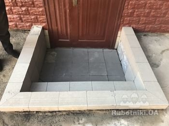 Укладка плитки на ступеньках при входе в здание