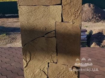 Расшивка камня на колоннах дома