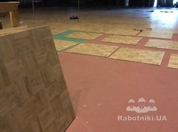 Требуются люди для укладки деревянных щитов