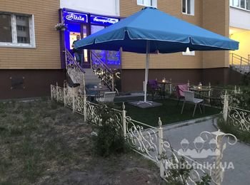 Установить крыльцо, вход в кафе.