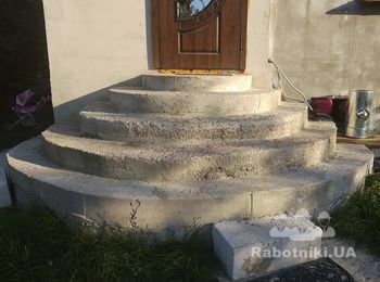 Выравнивание ступенек и облицовка уличной лестницы камнем или пл