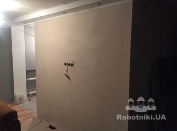 Достелить на пол и приклеить ламинат на стену