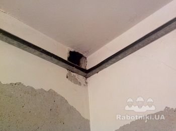 Снять побелку с потолка ванной, демонтировать металл.профили