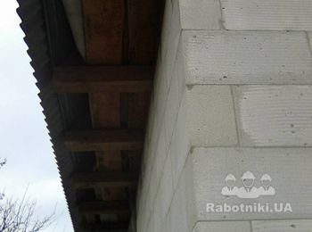 Подбить крышу (мауэрлат) что бы не задувало ветер/снег под крышу