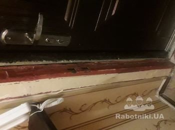 Косметический ремонт наличника и откоса входной двери.