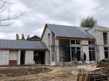 Доделать фальцевую кровлю в загородном доме.