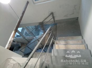 Прикрутить ригеля к ограждению