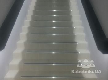 Монтаж алюминиевых накладок на ступени