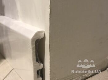 Установка и порезка плинтуса