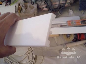 Установить плинтус в квартире