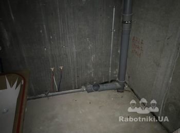 Положить плитку в новой ванной: пол, стены.