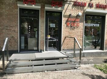 Железная лестница со ступеньками из оцинковки