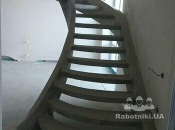 Монтаж деревянных ступеней на винтовую лестницу