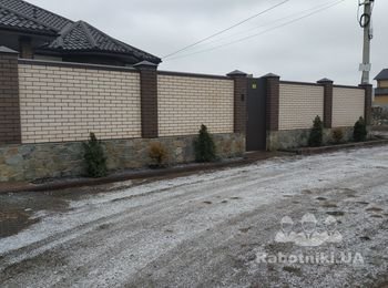 Сделать забор, траншея, фундамент, камень и кирпич