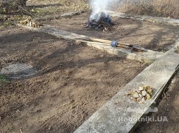 Копать троншею для трубы