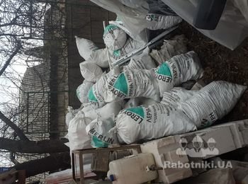 Вывоз мусора в мешках.