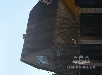 Домоход упал на крыше. Нужно поставить обратно.