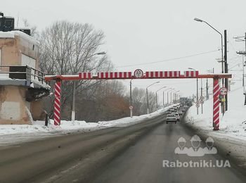 Бетонний обмежувач вистоти для великогабаритних автомобілів