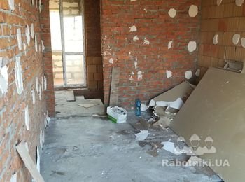 Стяжка пола и машинная штукатурка стен дома 100 м2