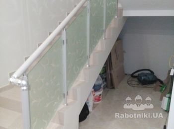 Монтаж перил по лестнице