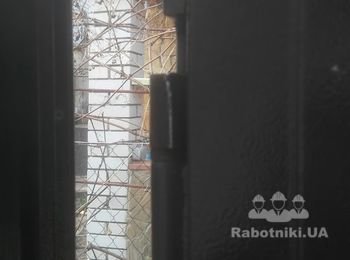 Приварить дверь бытовки, сорваны петли