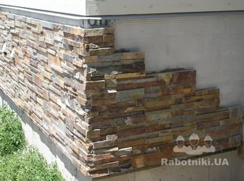 Укладка цоколя резаной плиткой(камешком)