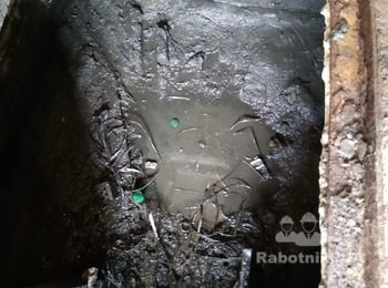 Чистка іла з сміттям підвал