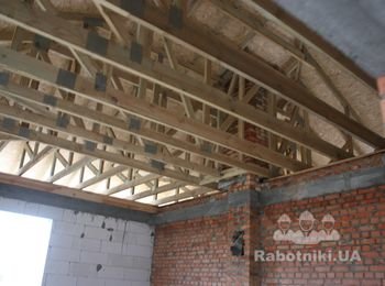 Сделать черновой потолок (пароизоляция, набить рейки)
