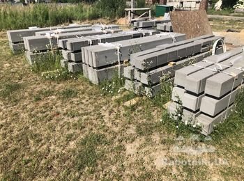 Установить бетонные столбы, цоколя