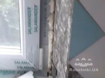 Заштукатурить откосы и часть стены после установки окна