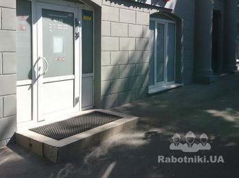 Установка метало-пластиковых входных дверей