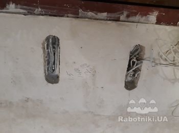 Нужен электрик - штукатур.