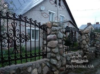 Строительство каменного забора с фундаментом