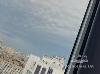 Заменить стеклопакет снаружи здания.