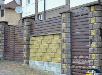 Нужно положить забор