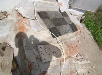 Новые столбы из железобетона для блок-комнаты вместо кирпичных
