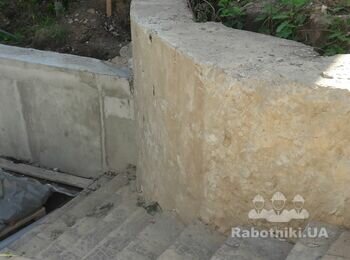 Нужно оштукатурить бетонное ограждение