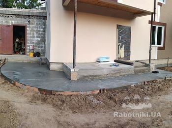 Выложить столбики из кирпича