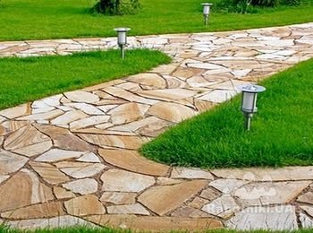Уложить площаду из плитняка (песчаник)