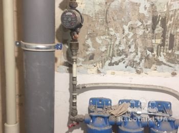 Установить инсталляцию на подвесной унитаз, поднять выше фильтра