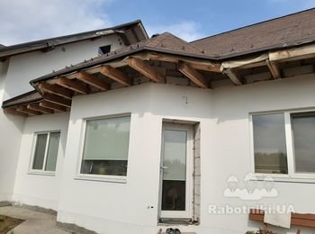 Подшивка крыши дома и монтаж водосточной системы