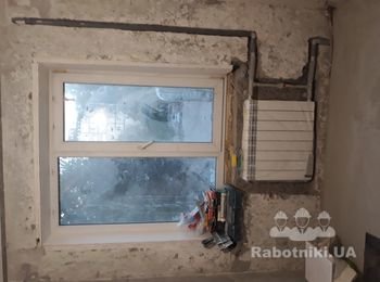 Штукатурка под маячки, крыша над батареей