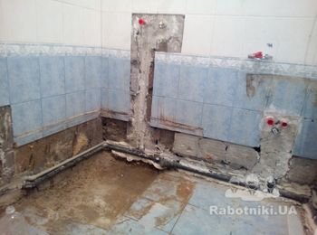 Укладка плитки у ванной