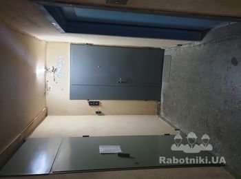 Ремонт на лестничной площадке (укладка плитки - стены)