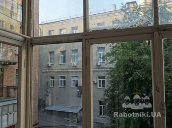Покраска деревянных окон на балконе