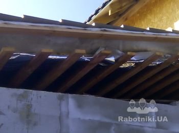 Закласти фронтони піноблоком або цеглою.