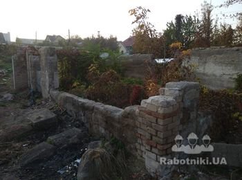 Демонтаж стен дома на участке