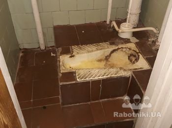 Демонтаж подиума в туалете офиса
