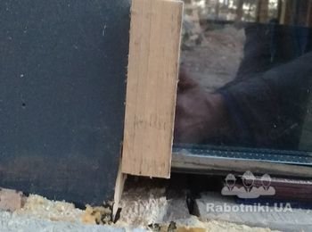Загерметизировать стыки между стеклопакетом и деревом