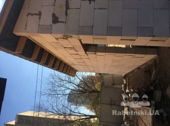 Подшить свесы крыши гаража софитами, смонтировать водосток